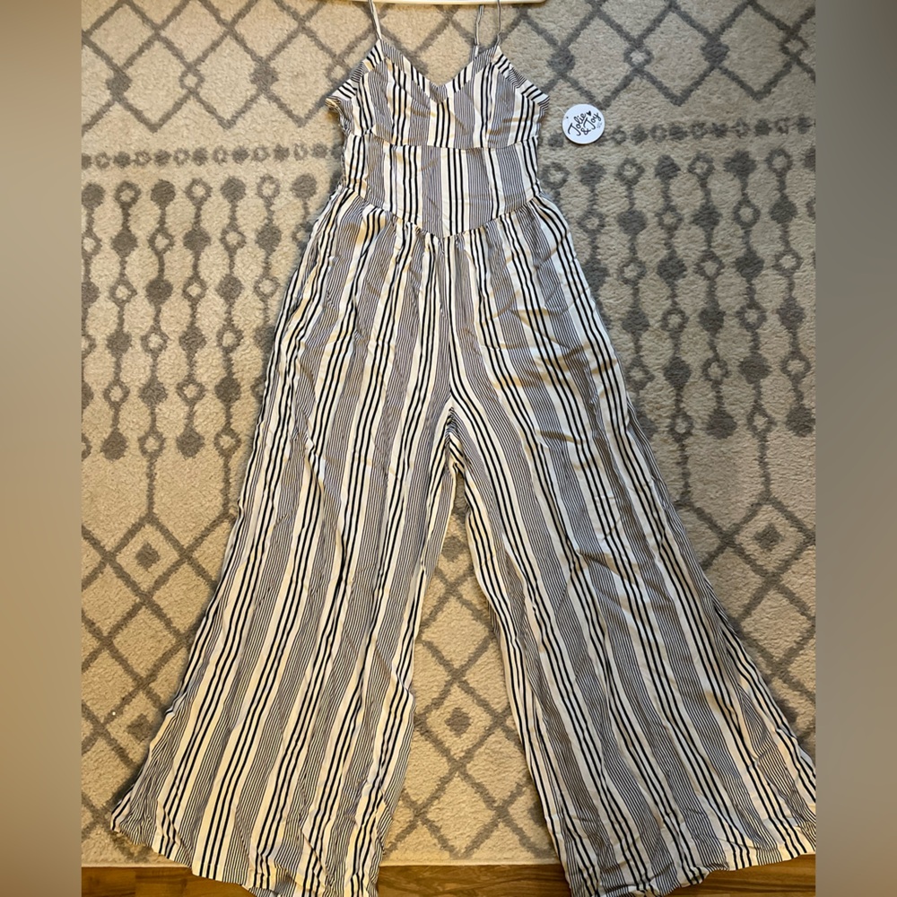 Elegant White and Black Jumpsuit with Fitted Bodice and Wide-Leg Silhouette